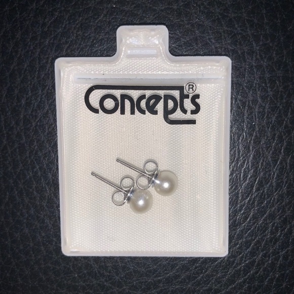 Pearl stud earrings - Picture 1 of 1